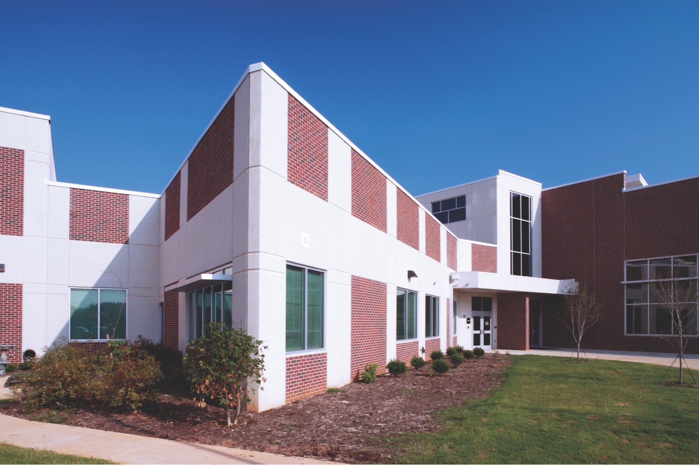 LEED-Certified Precast Concrete Structure Riverside High School